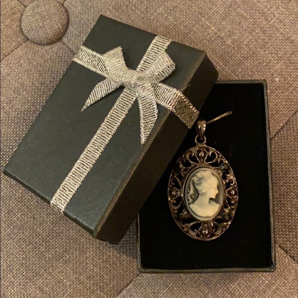 Vintage Style Cameo in Matte Pewter With Gift Box